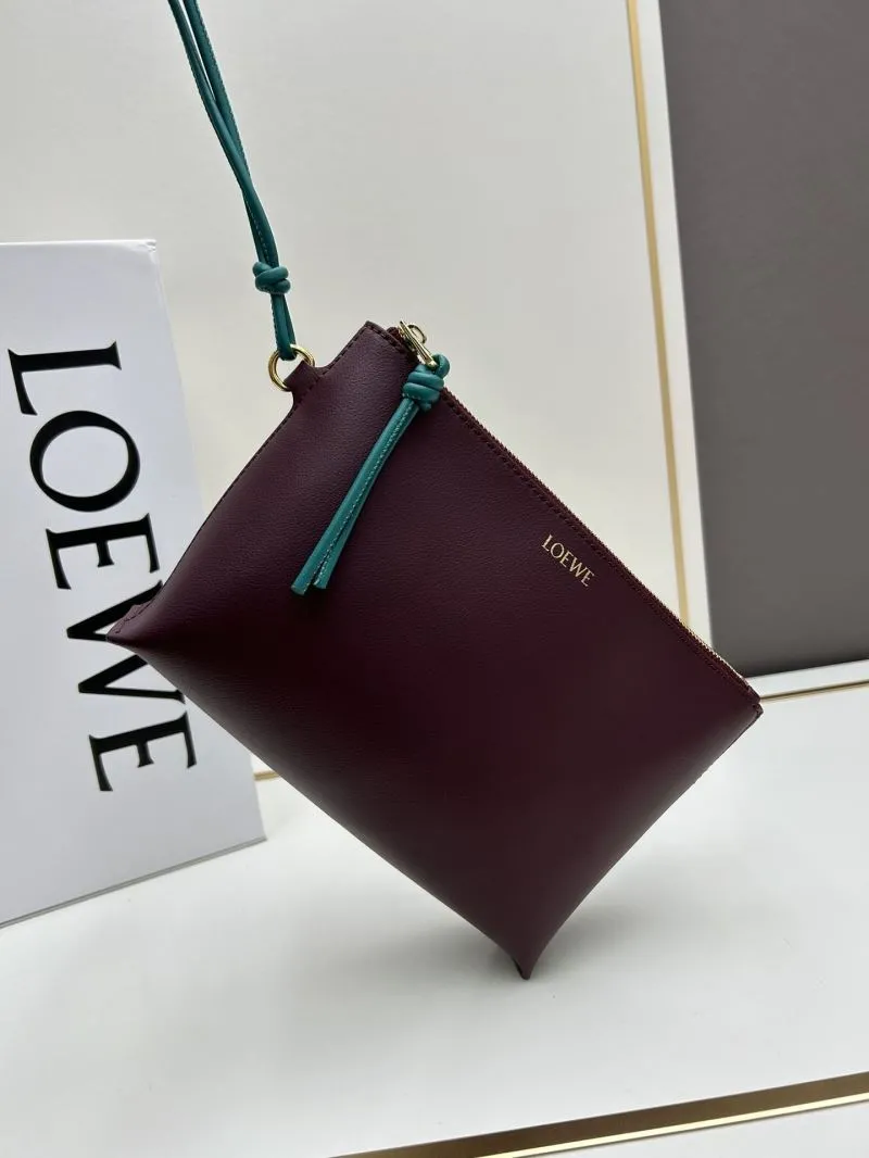 Alternative view of Loewe Clutch-140