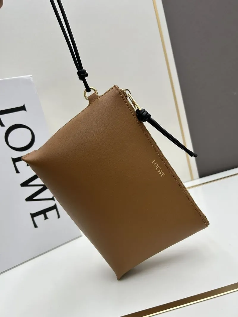 Alternative view of Loewe Clutch-141