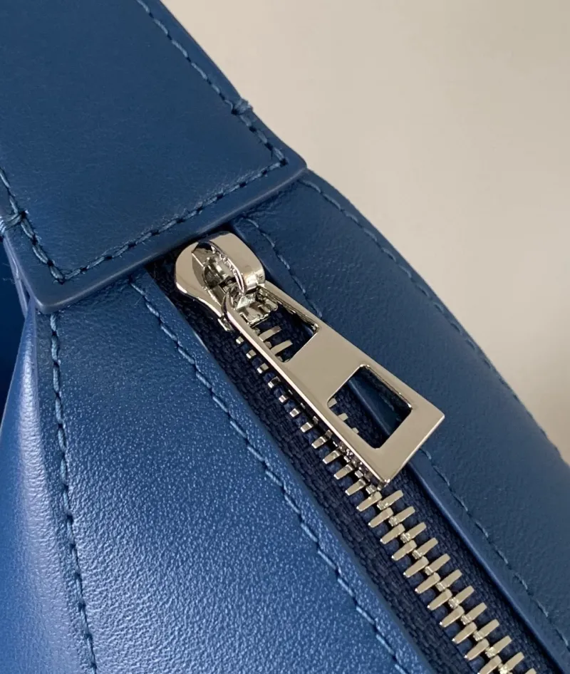 LOEWE Blue Cosmetic Shoulder Bag - Image 7