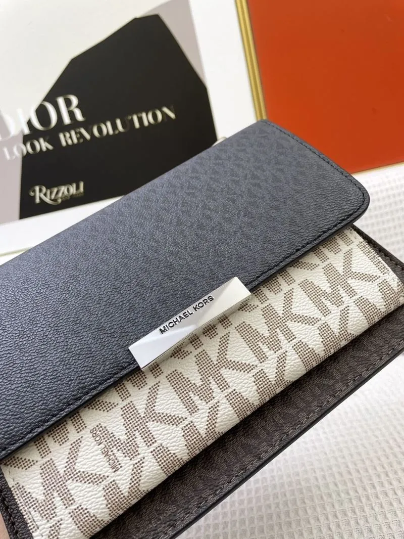 Michael Kors J5522 Monogram Chain Crossbody Bag - Image 4