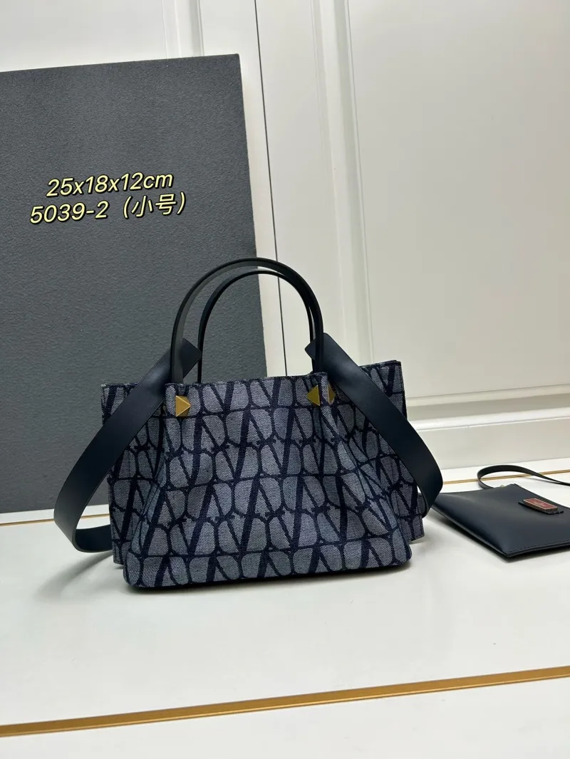 Alternative view of Valentino Shopping Bags-111