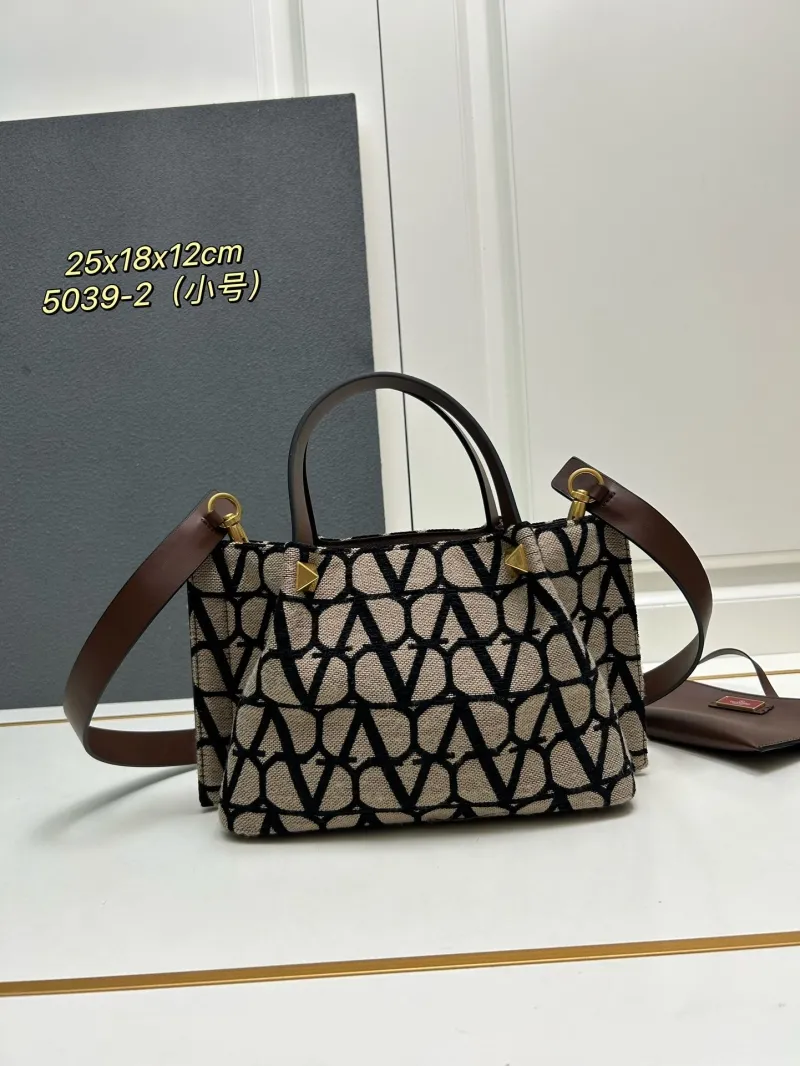 Alternative view of Valentino Shopping Bags-113