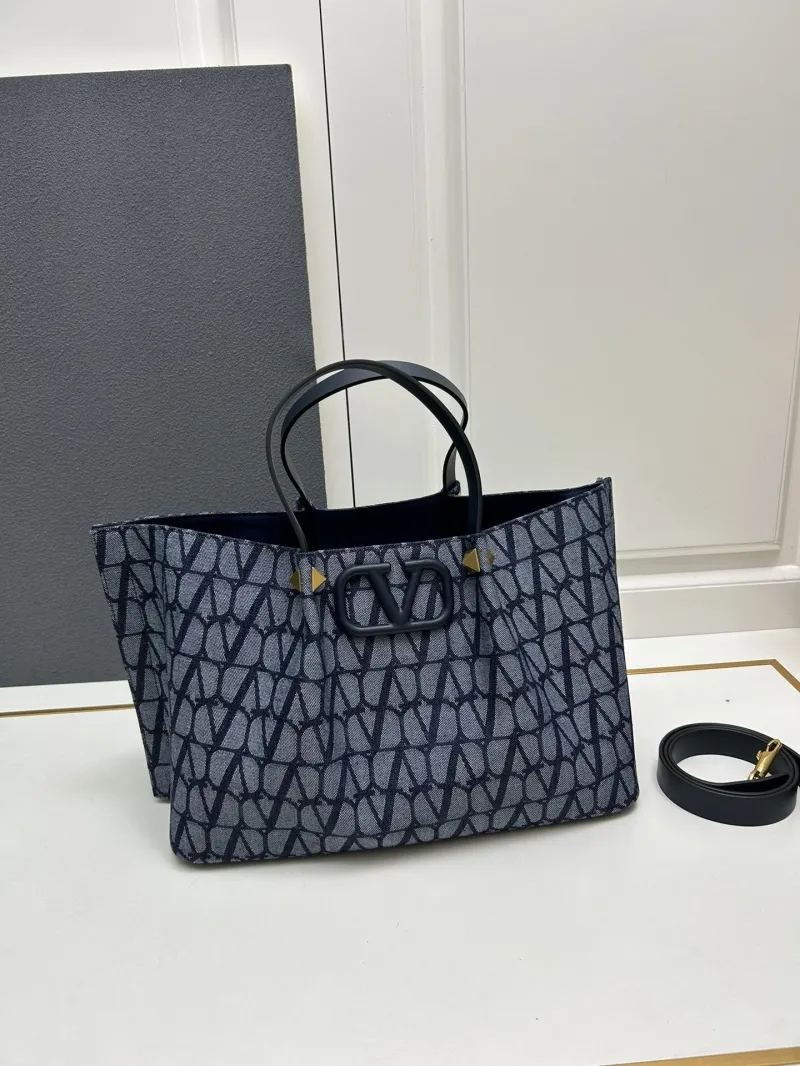 Valentino Large Navy Tote Bag with Detachable Pouch - Image 3