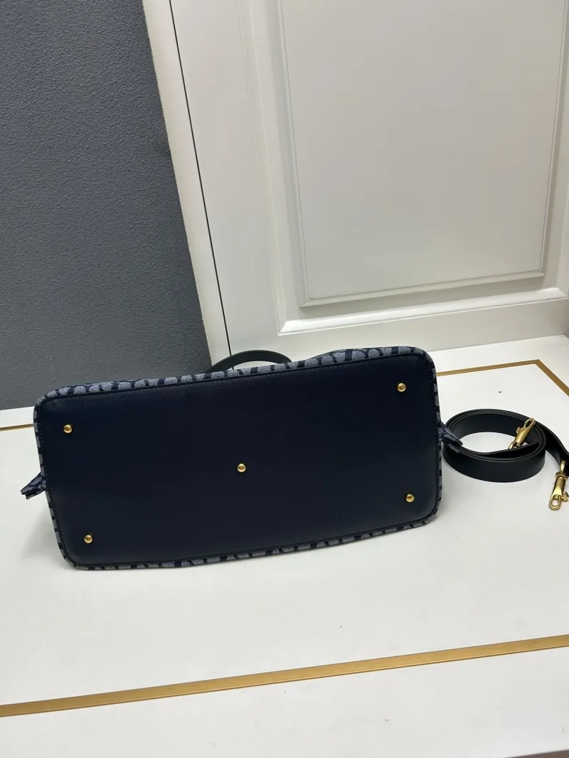 Valentino Large Navy Tote Bag with Detachable Pouch - Image 7