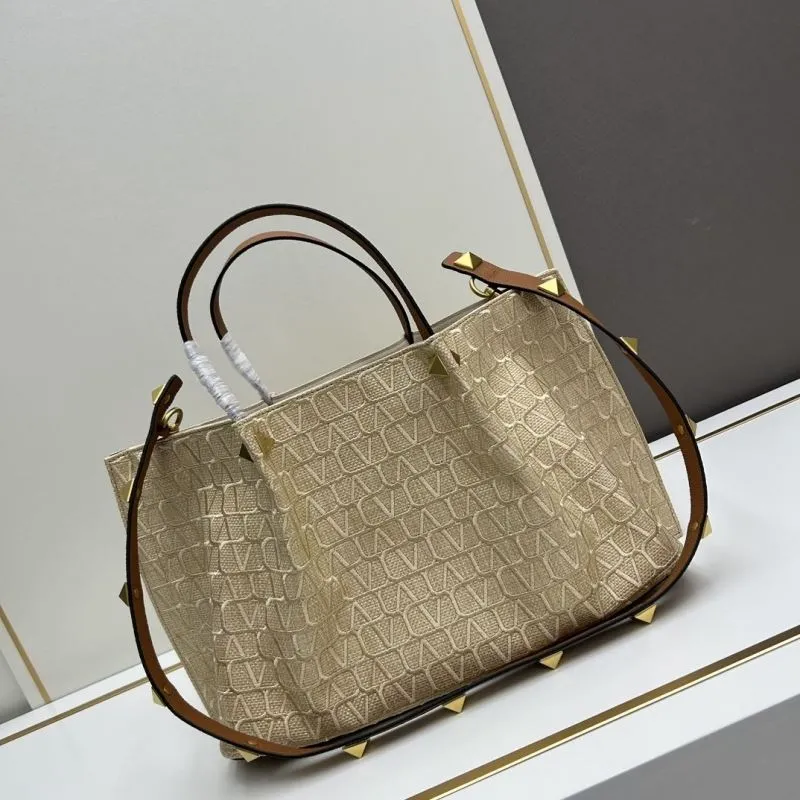 Valentino 20247 Beige Tote Bag with Small Pouch - Image 3