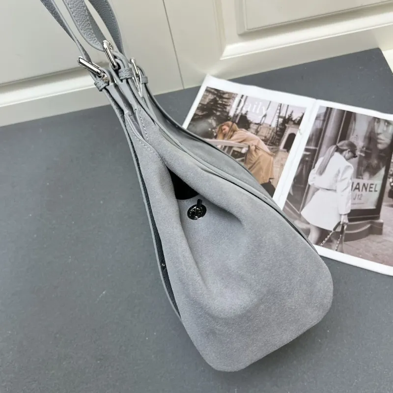 Coccinelle Gray Leather Shoulder Bag H08872 - Image 5