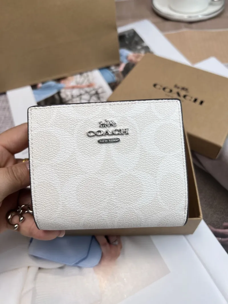 Coach White Bifold Wallet 43 - Image 4